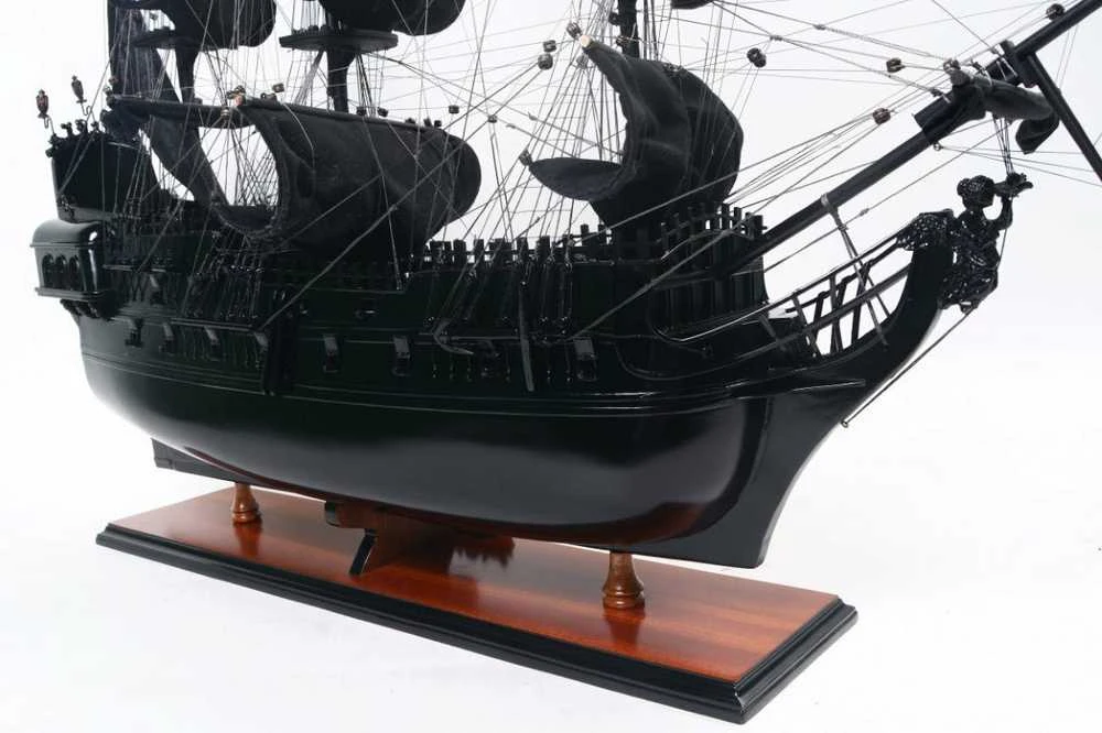Mirtop Juodoji Perla – rankų darbo medinis laivo modelis Karibų piratų gerbėjams