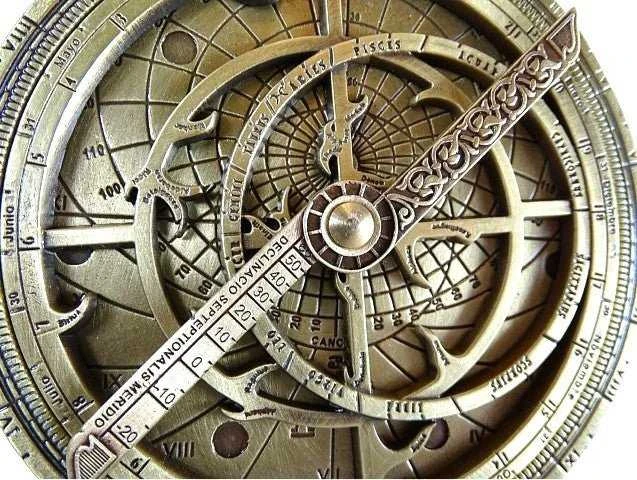 Hemisferium Ica Sl Žalvarinė renesansinė astrolabija – funkcionali, su mediniu stovu