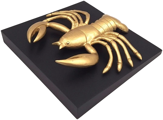 Divine Dekor Auksinė Zodiako Vėžio statulėlė su juodu mediniu pagrindu – namų dekorui