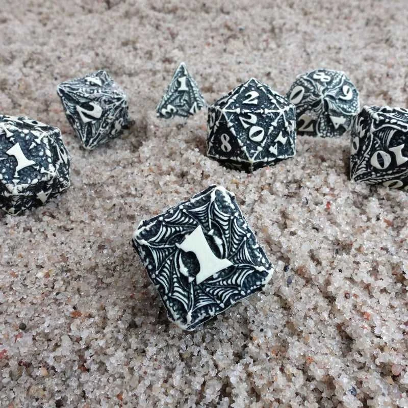 Q Workshop Žaidimų Kauliukų Rinkinys - Dracopolis Scandinavian Blackfang 7 Kauliukai Smėlio Spalvos