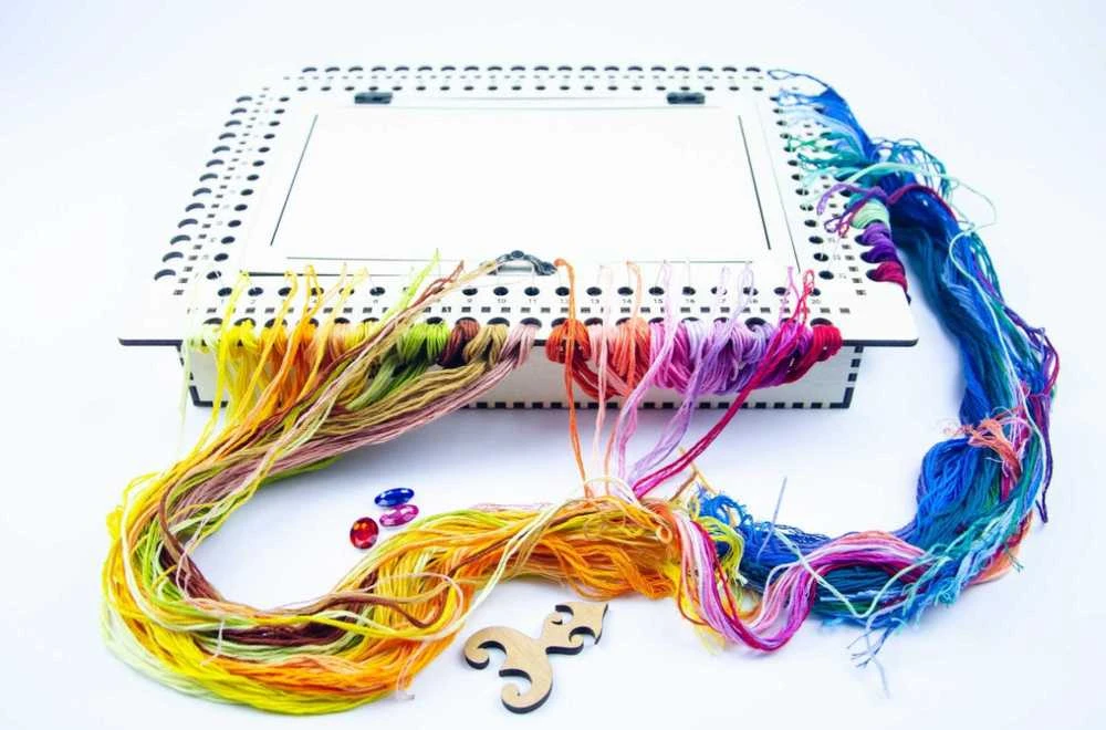 Embroidery Craft BOBKOV DENIS FOP, reg. Nr. 2893417695 Adatų organizatorius ant medinio pagrindo. Dramblio kaulo, 66 skylės OG-075