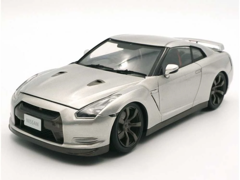 Fujimi Nissan GT-R R35 su varikliu, 1/24 plastikinis modelis