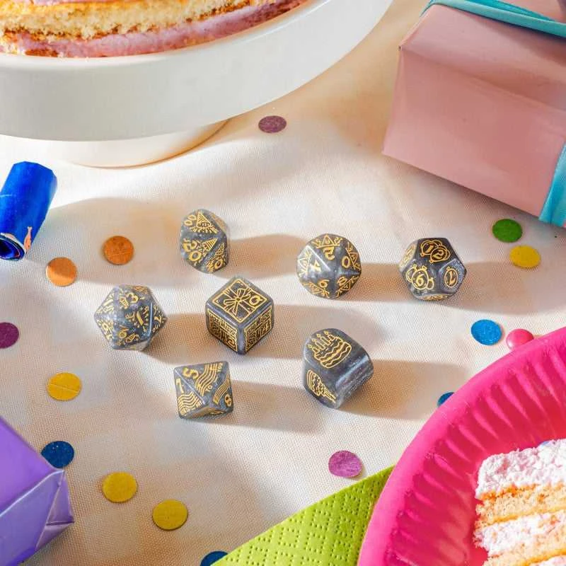 Dėlionė Žaidimų Kauliukų Rinkinys - Confetti Q-WORKSHOP Su Gimtadieniu 7 Kauliukai Plastikiniai Pilki Auksiniai