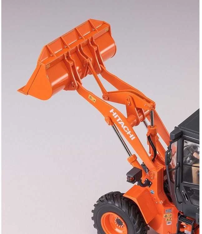 Hasegawa Hitachi ZW100-6 ratinis krautuvas 1/35 plastikinis rinkinys 66004