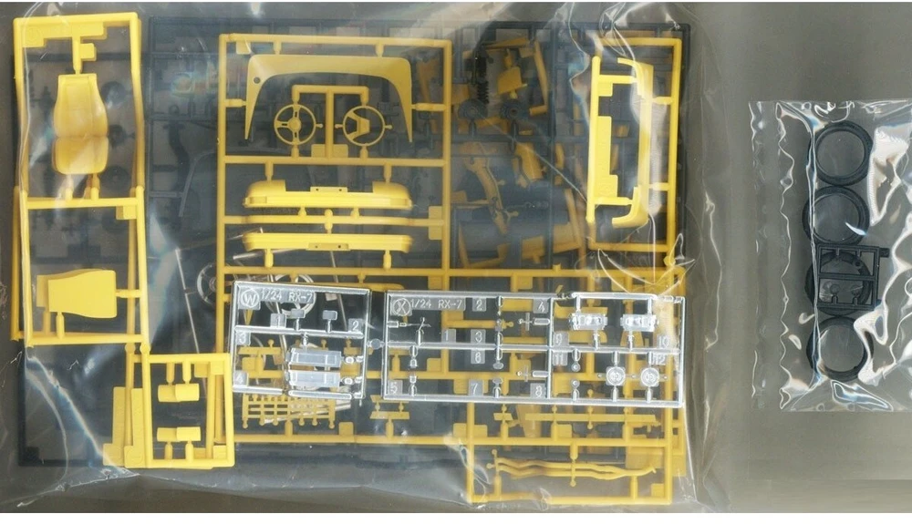 Hasegawa Mazda Savanna RX-7 SA22C 1:24 surenkamas modelis su ratlankiais