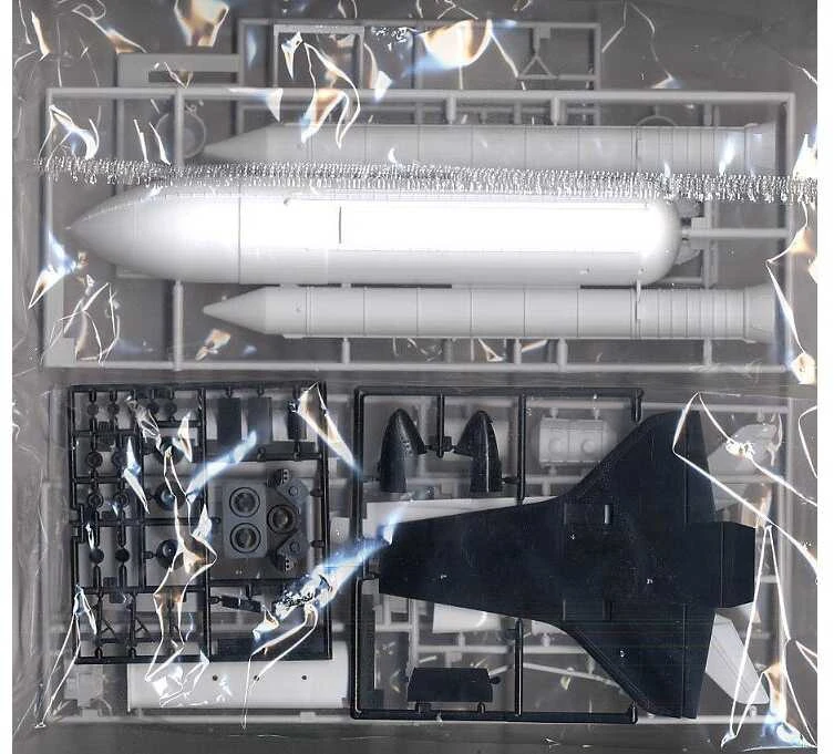 Hasegawa Space Shuttle su raketiniais nešėjais 1/200 modelis