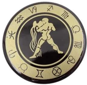 Hobilt Vandenio zodiako šaldytuvo magnetas – emaliuotas, auksinis, 6 cm