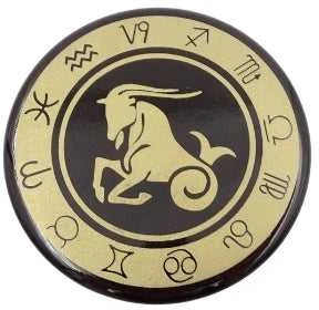 Hobilt Ožiaragio zodiako magnetas šaldytuvui – emaliuotas, auksinis juodas