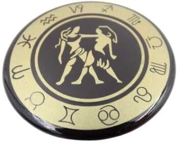 Hobilt Dvynių zodiako šaldytuvo magnetas – emaliuotas, aukso spalvos, dovana