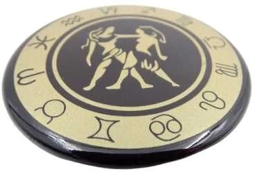 Hobilt Dvynių zodiako šaldytuvo magnetas – emaliuotas, aukso spalvos, dovana