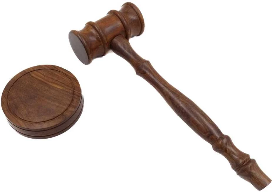 Hobilt Teisėjo plaktukas su stovu – medinis, tamsiai rudas, dovana teisininkui