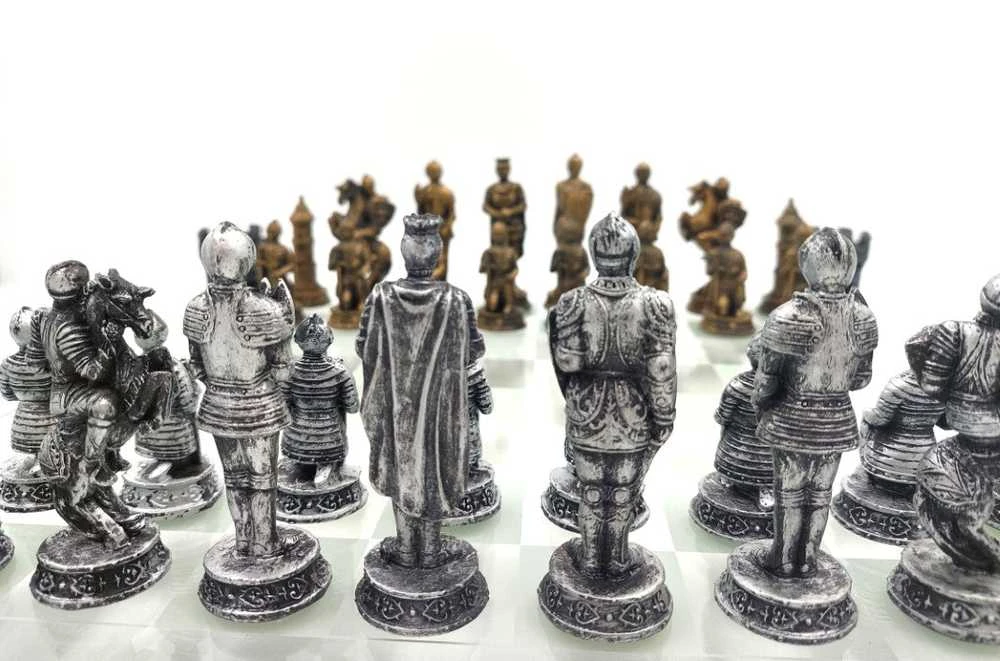 Mirtop Riterių šachmatų rinkinys 42×42 cm: stiklo lenta, rankomis dažytos figūros