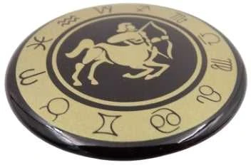 Hobilt Šaulys zodiako šaldytuvo magnetas – emaliuotas, auksinis, 6 cm
