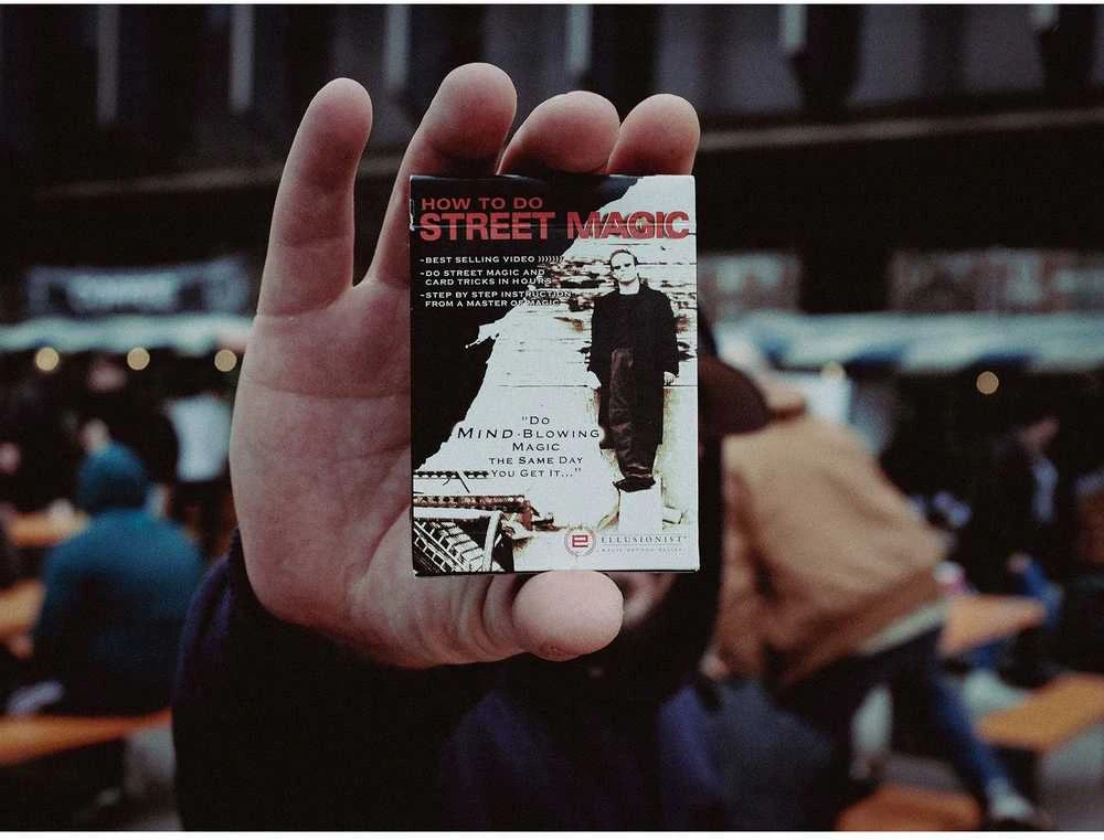 How To Do Street Magic kortos Ellusionist