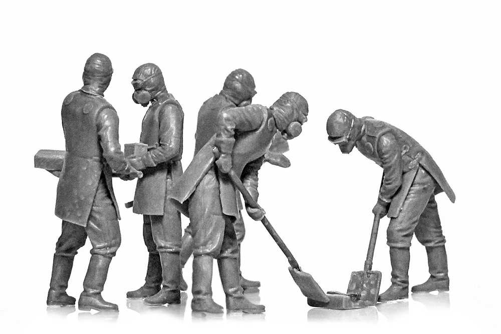 ICM Chernobyl #3 griuvėsių valytojai 1/35 plastikinis rinkinys