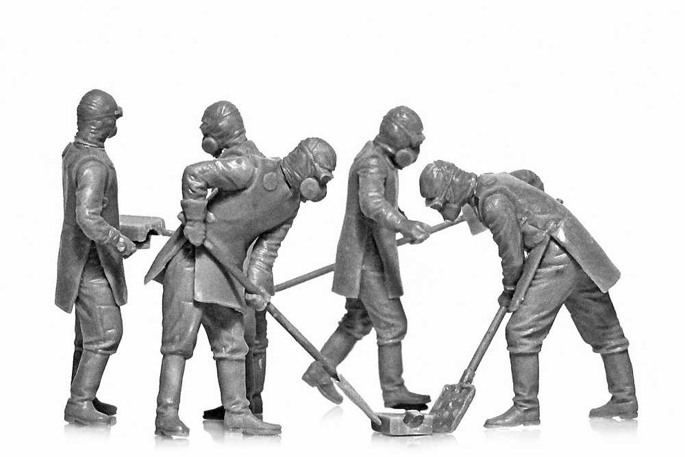 ICM Chernobyl #3 griuvėsių valytojai 1/35 plastikinis rinkinys