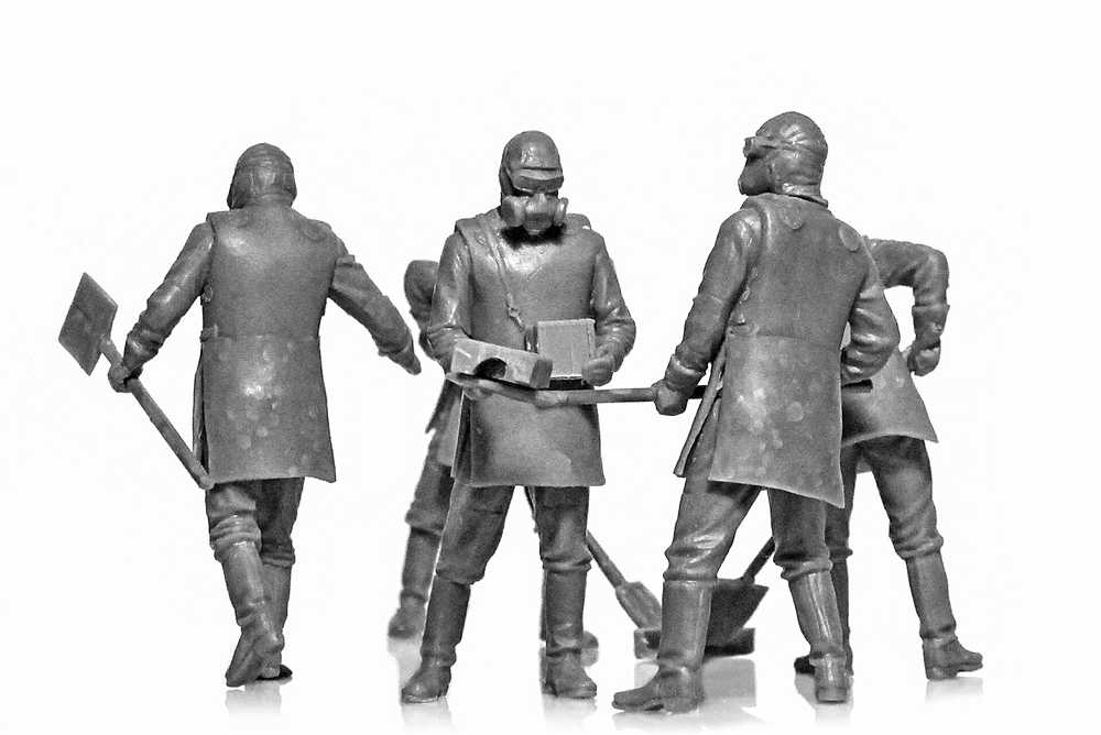 ICM Chernobyl #3 griuvėsių valytojai 1/35 plastikinis rinkinys