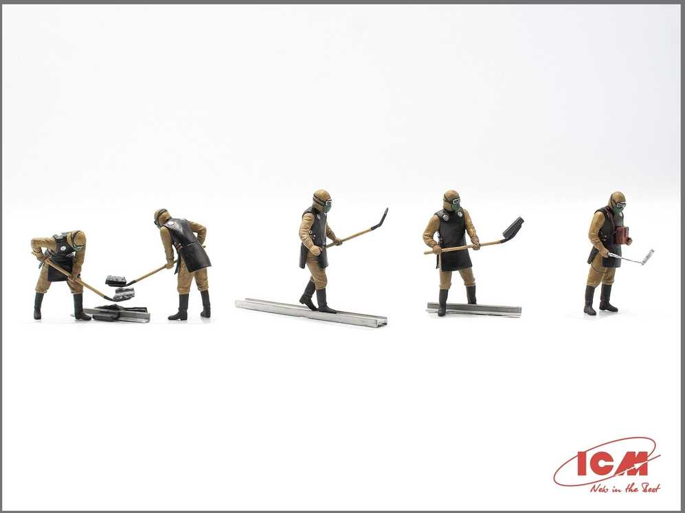 ICM Chernobyl #3 griuvėsių valytojai 1/35 plastikinis rinkinys