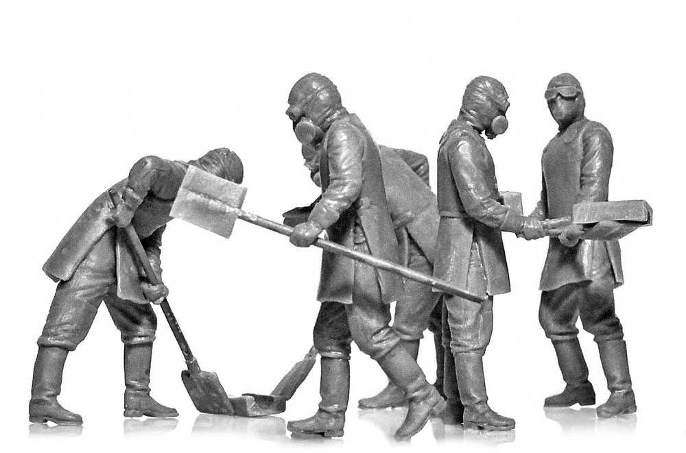 ICM Chernobyl #3 griuvėsių valytojai 1/35 plastikinis rinkinys