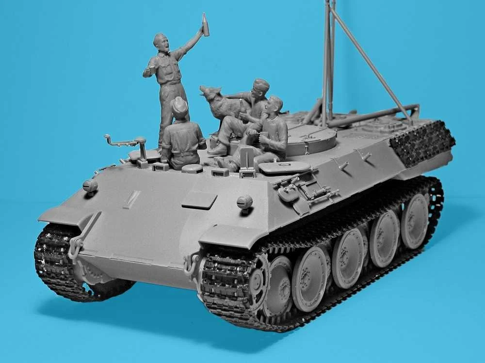 ICM „Prost!“ Vokiečių tankistų figūrėlės Bergepanther, 1/35 (35343)