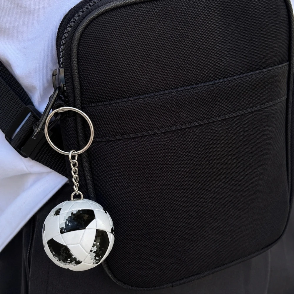 Indominiguitars Futbolo kamuolio pakabukas raktams – dovana futbolo fanui
