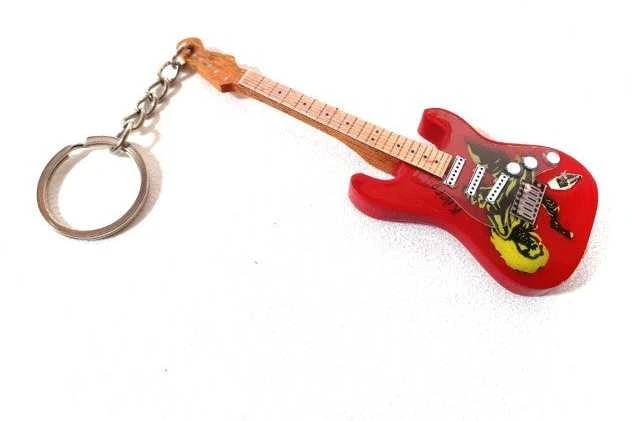 Indominiguitars Iron Maiden „Eddie“ gitaros raktų pakabukas – ikoniškas tributas gerbėjui