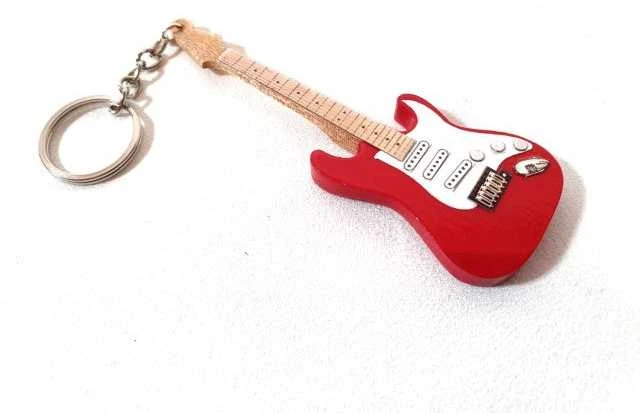 Indominiguitars Stilingas mahono gitaros raktų pakabukas – Dire Straits, Mark Knopfler gerbėjams