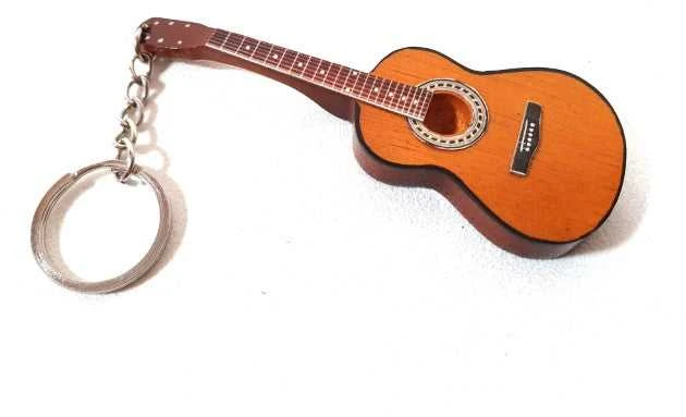 Indominiguitars Medinis klasikinės gitaros raktų pakabukas – raudonmedis, dovana gitaristui