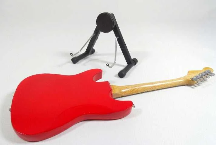 Indominiguitars Mini gitara Dire Straits Mark Knopfler, rankų darbo, mahagonas, kolekcinė dovana