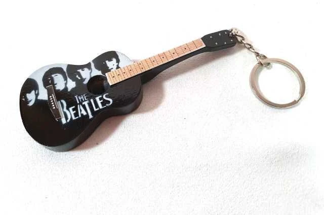 Indominiguitars "The Beatles" gitaros raktų pakabukas iš mahagono – dovana gerbėjui