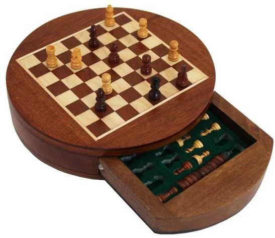 Italfama MAGNETINIAI šachmatai su apvalia medine lenta ir stalčiumi + ŠAŠKĖS. Diametras: 16cm., karalius 1,8cm.