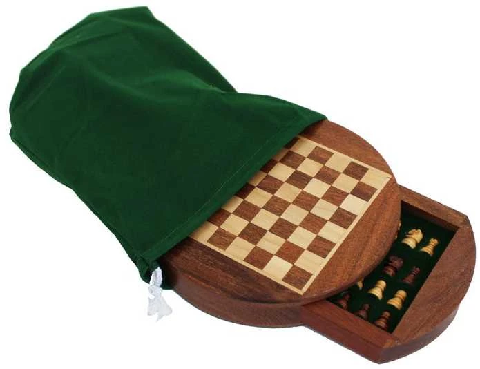 Italfama MAŽI magnetiniai mediniai šachmatai su apvalia rankų darbo lenta. Diametras 15,5cm., karalius: 1,8cm.