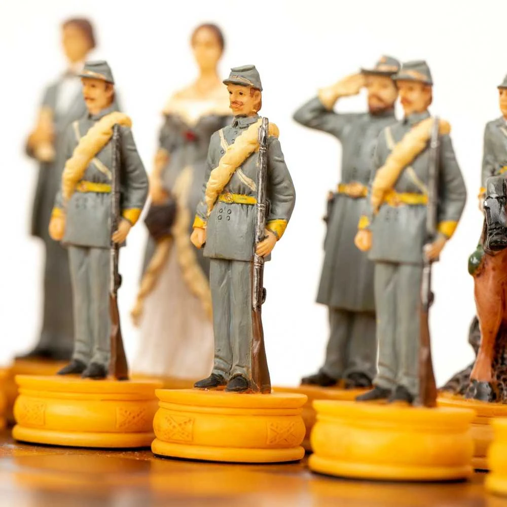 Italfama CIVILINIS KARAS: rankomis spalvinti šachmatai su dirbtinės odos stiliaus lenta ir dėtuve + šaškės ir nardai