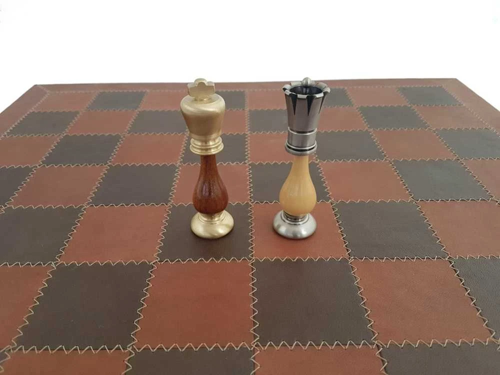 Italfama DIDELI RYTIETIŠKO stiliaus metaliniai šachmatai su tikros odos lenta