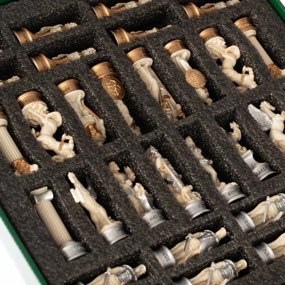 Italfama GRAIKŲ MITOLOGIJA: rankomis spalvintų šachmatų komplektas su žaidimo lenta