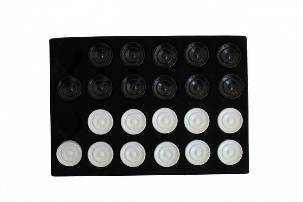 Italfama Juodos/baltos spalvos medinės šaškių figūros, diametras: 2,9cm.