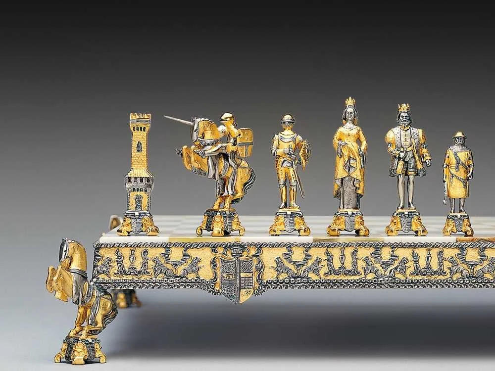 Italfama Karalius Artūras Pilyje: ypač prabangūs šachmatai iš Bronzos dengti tikru 24K auksu