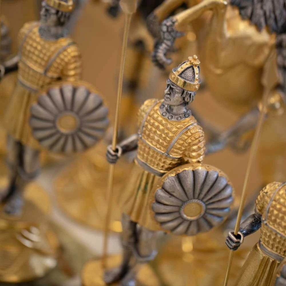 Italfama KAROLIS DIDYSIS (778): Karališkos prabangos šachmatai iš Bronzos dengti tikru 24K auksu + stalas ir kėdės