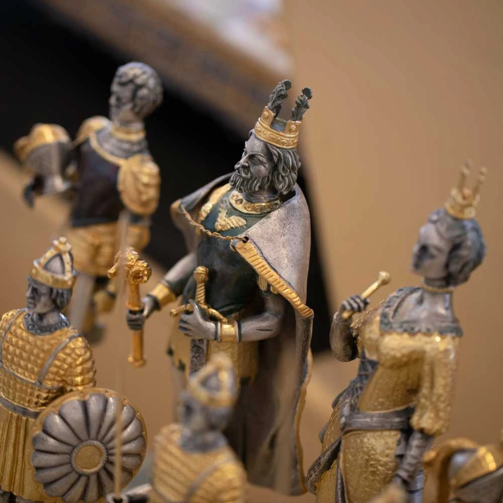 Italfama KAROLIS DIDYSIS (778): Karališkos prabangos šachmatai iš Bronzos dengti tikru 24K auksu + stalas ir kėdės