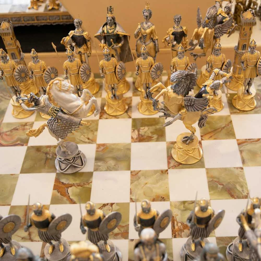 Italfama KAROLIS DIDYSIS (778): Karališkos prabangos šachmatai iš Bronzos dengti tikru 24K auksu + stalas ir kėdės