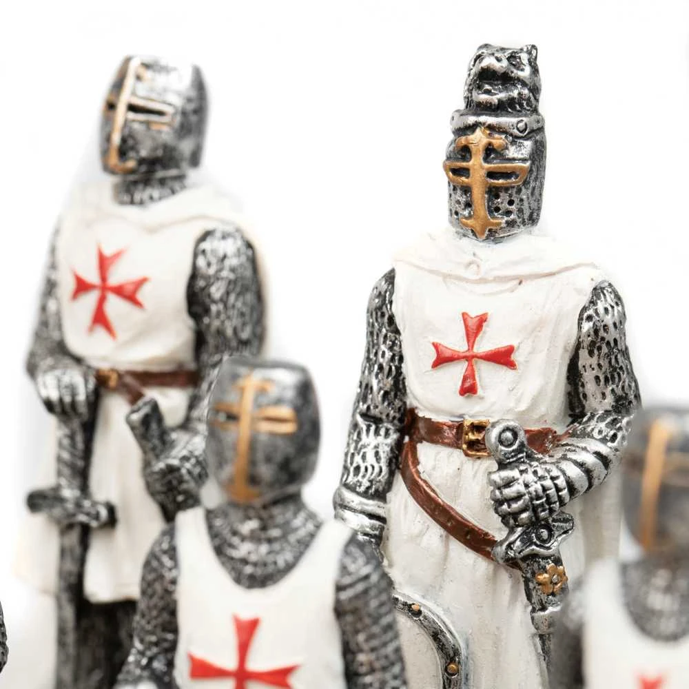 Italfama KRYŽIUOČIAI: prabangūs šachmatai su juodmedžio stiliaus žaidimo lenta
