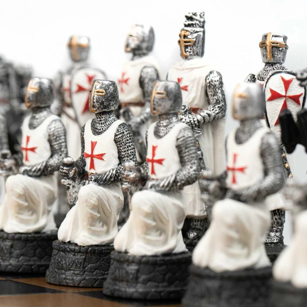 Italfama KRYŽIUOČIAI: prabangūs šachmatai su juodmedžio stiliaus žaidimo lenta