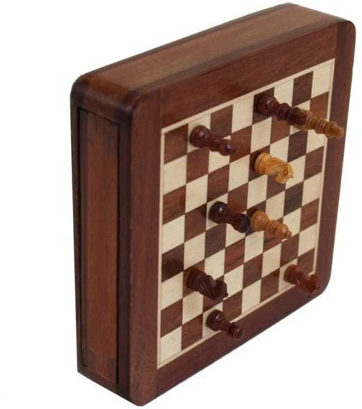 Italfama MAŽI magnetiniai mediniai šachmatai su medžio masyvo lenta. 13,5x13,5cm., karalius: 1,8cm.