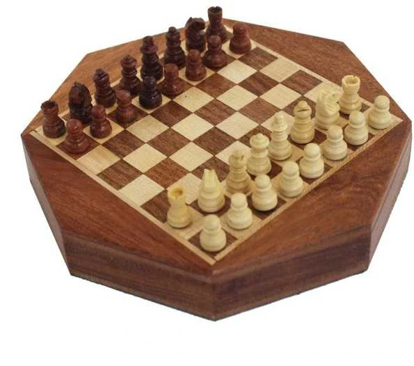 Italfama MAŽI magnetiniai mediniai šachmatai su išskirtinės formos rankų darbo lenta. Diametras 16cm., karalius: 1,8cm.