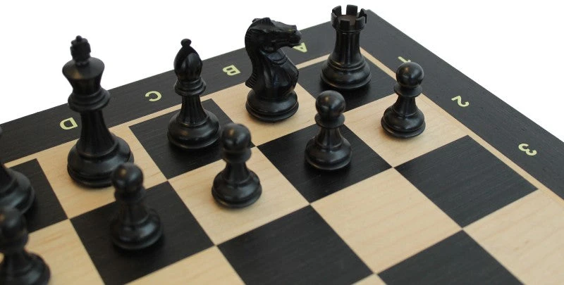 Italfama Medinis šachmatų rinkinys su juodmedžio ir klevo medienos žaidimo lenta su numeracija