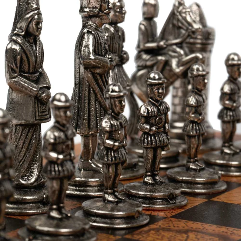 Italfama Metaliniai šachmatai CAMELOT su žemėlapio motyvų žaidimo lenta