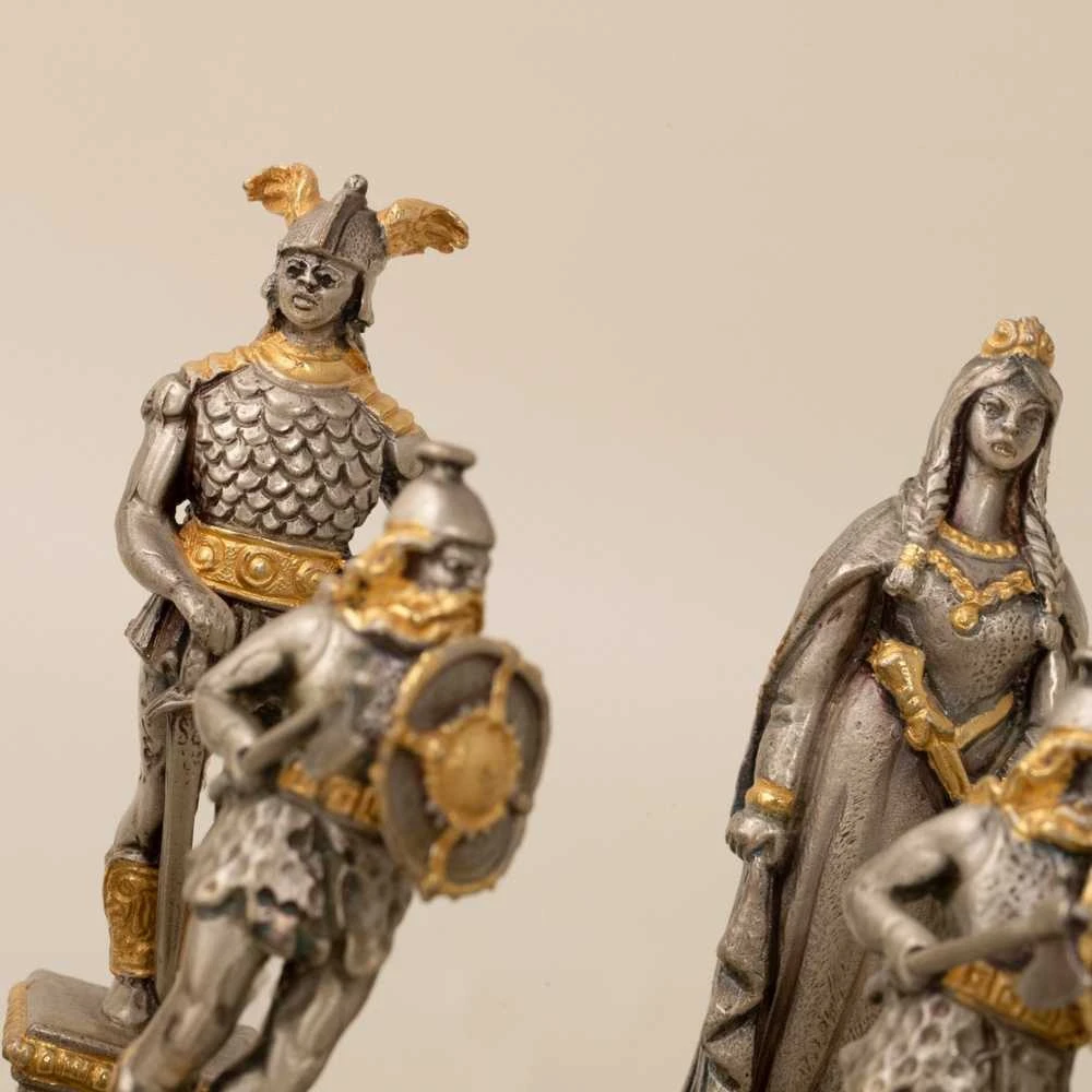 Italfama Karalius Artūras Pilyje: ypač prabangūs šachmatai iš Bronzos dengti tikru 24K auksu