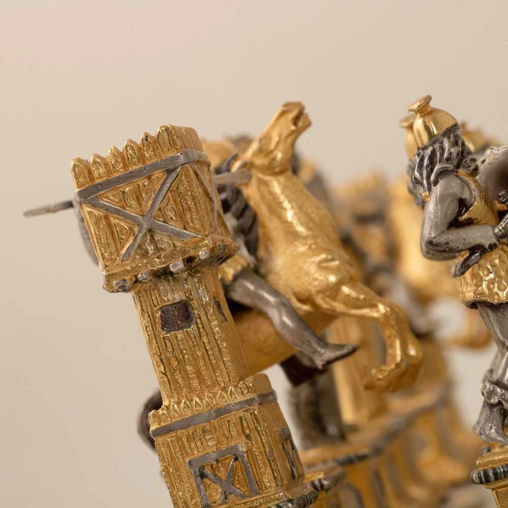 Italfama Karalius Artūras Pilyje: ypač prabangūs šachmatai iš Bronzos dengti tikru 24K auksu