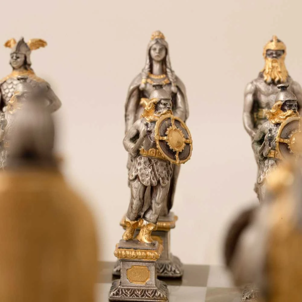 Italfama Karalius Artūras Pilyje: ypač prabangūs šachmatai iš Bronzos dengti tikru 24K auksu