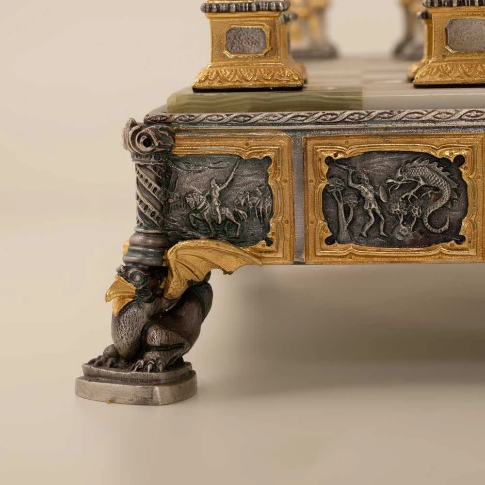 Italfama Karalius Artūras Pilyje: ypač prabangūs šachmatai iš Bronzos dengti tikru 24K auksu